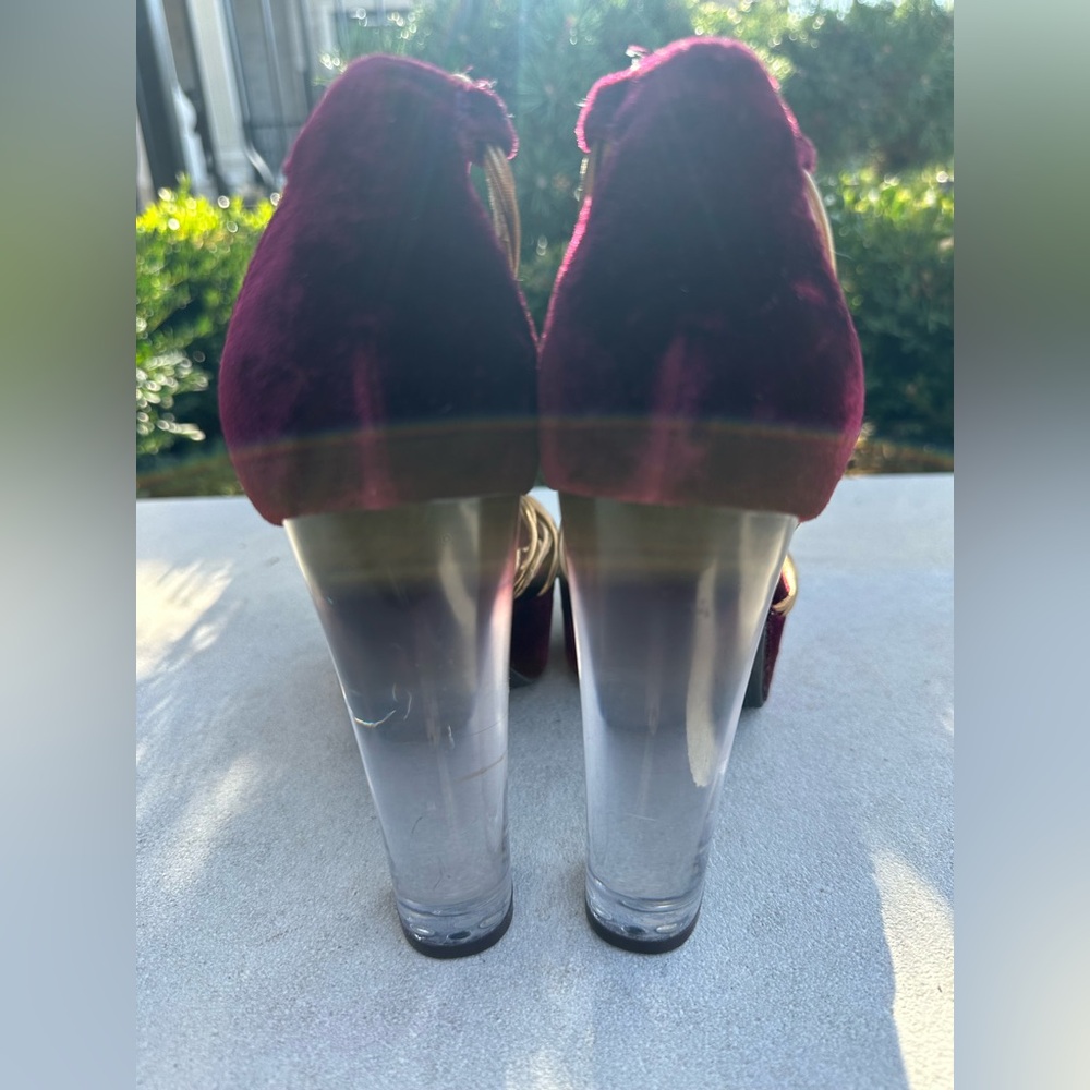 Guess Burgundy Velvet Bronze Gold Leather Peekaboo Ombré Platform Heels (Size 6) - Picture 6 of 9